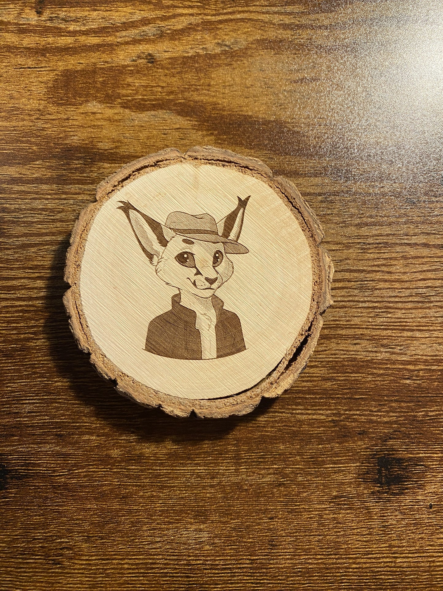 Rundes Holz mit Rinde, graviert