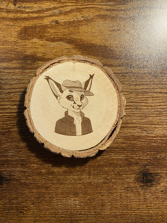 Rundes Holz mit Rinde, graviert